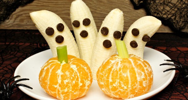 Mandarinas y plátanos decorados para Halloween