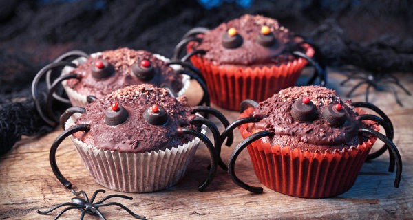 Cupcakes imitando arañas para Halloween