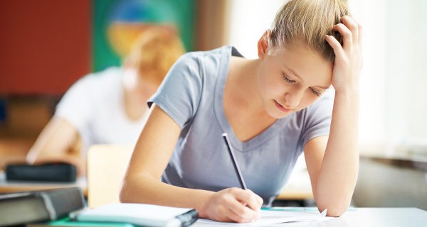 Chica haciendo un examen