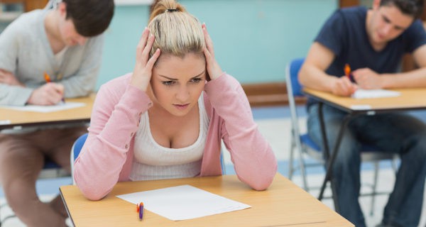 Chica bloqueada en un examen