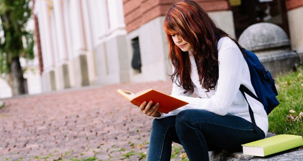 Chica estudiando
