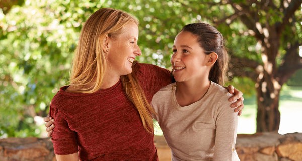Madre e hija hablando
