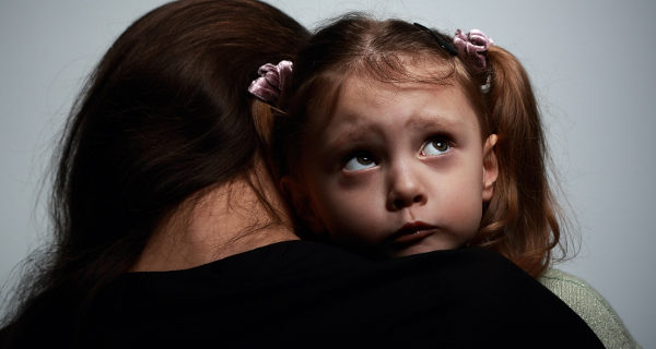 Madre abrazando a su hija