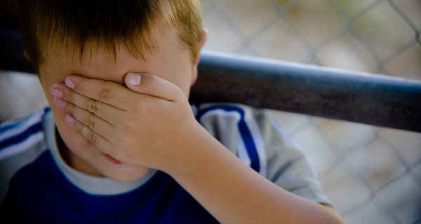 Niño triste y avergonzado