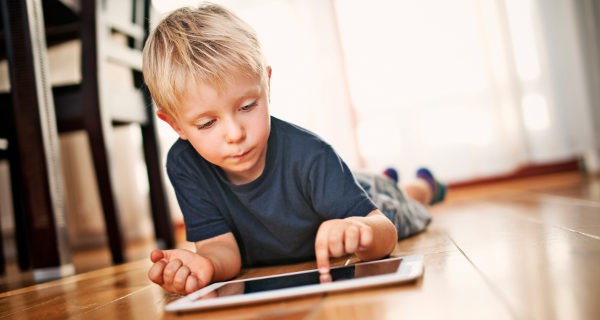 Niño jugando con la tablet