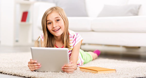 Niña jugando con la tablet