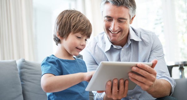 Padre e hijo con la tablet