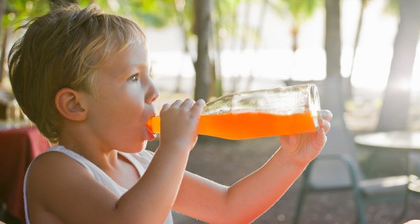 Niño bebiendo un refresco