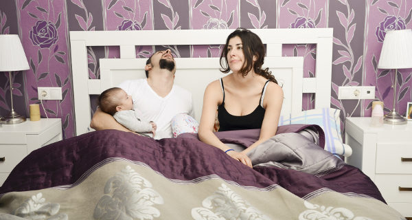 Padres que no pueden dormir por el bebé