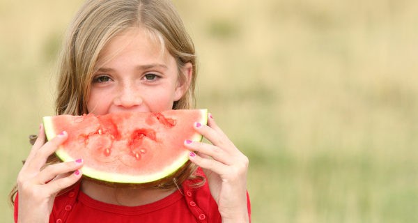 Niña comiendo sandía