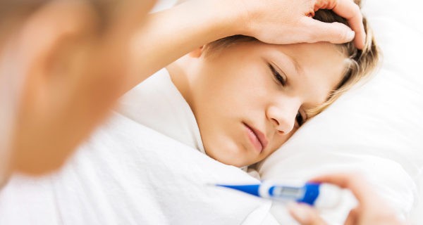 Mirando la fiebre a un niño