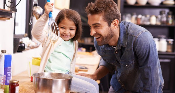 Padre e hija cocinando