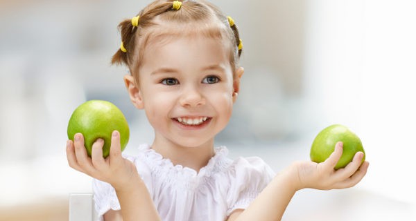 Niña comiendo fruta