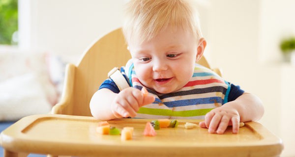Niño comiendo frutas