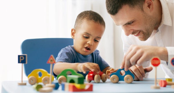 Padre e hijo jugando