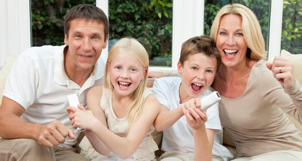 Familia jugando a la consola