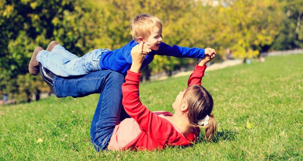 Madre e hijo jugando