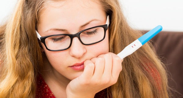 Adolescente con un test de embarazo