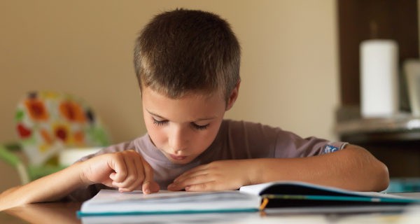 Niño estudiando