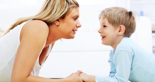 Madre hablando con su hijo