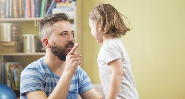 Padre riñendo a su hija