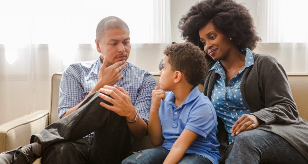 Padres hablando con su hijo