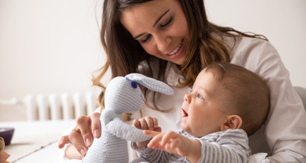 Bebé jugando con un muñeco