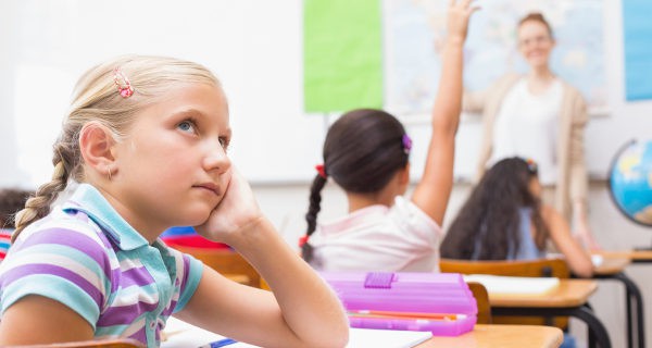 niña distraída en clase