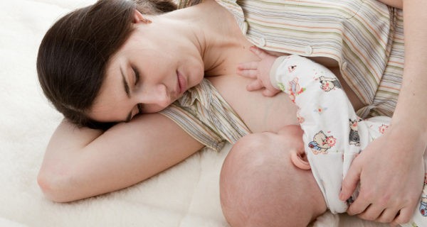 Madre dando de mamar a su bebe