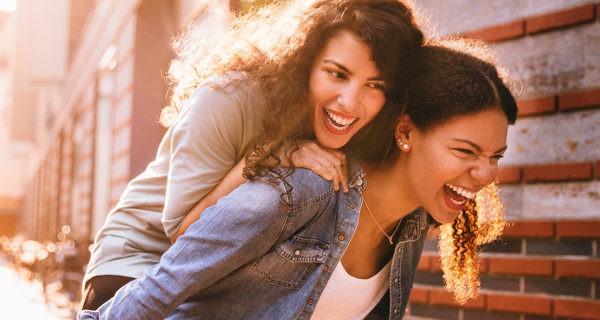 Adolescentes riendo