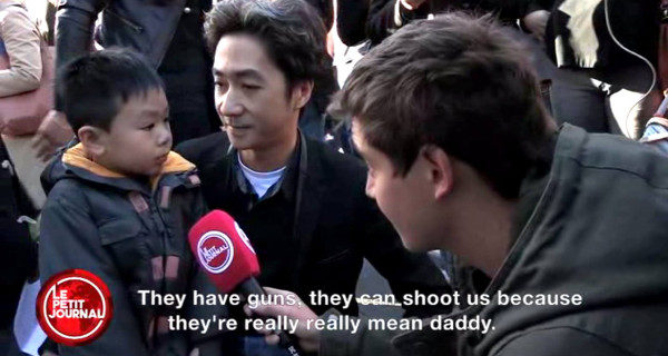 Niño oriental hablando de los atentados de París
