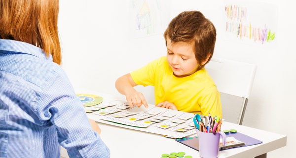 Niño en el psicólogo