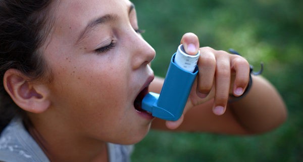 Niña con inhalador