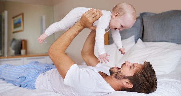 Padre jugando con su bebé