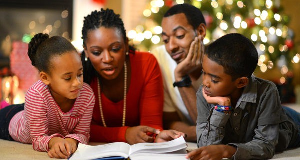 Familia leyendo un cuento en Navidad