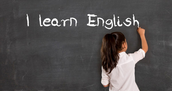 Niña aprendiendo inglés