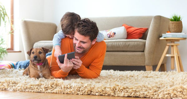 Niño y padre jugando con el móvil