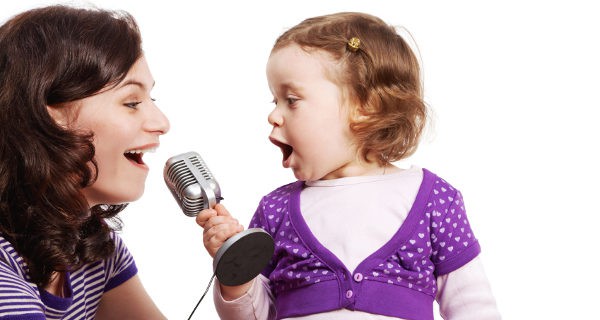 Madre e hija cantando