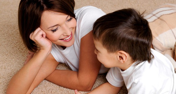 Madre hablandoc on su hijo