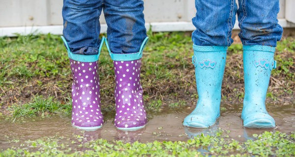 Niños con botas de agua