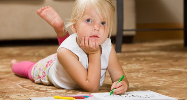 Niña zurda coloreando