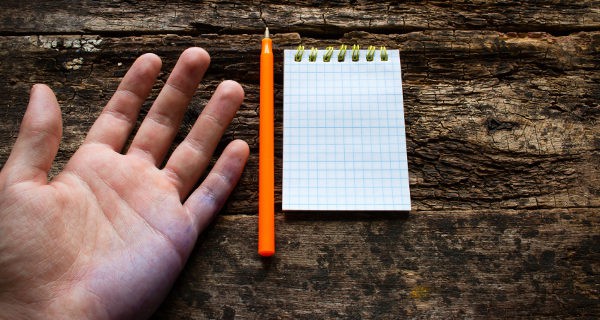 Niño zurdo con la mano manchada de tinta