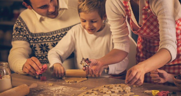 Familia haciendo galletas en Navidad