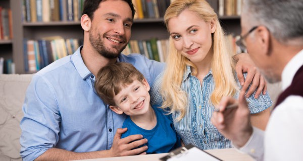 Padres con hijo en el psicólogo