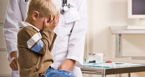 Niño con miedo al médico