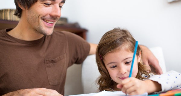 Niña dibujando con su padre