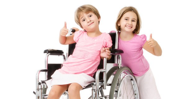 Niña en silla de ruedas
