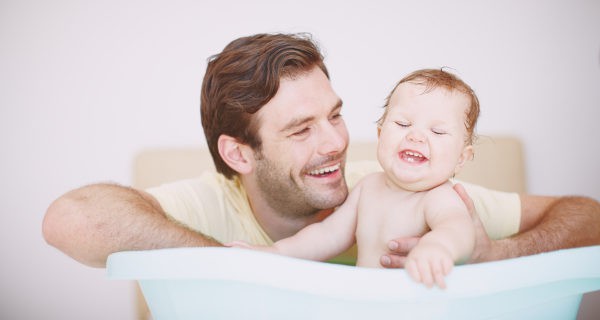 Padre bañando a su bebé