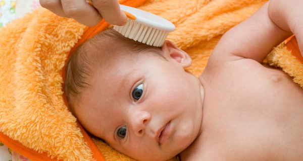 cepillando pelo al bebé
