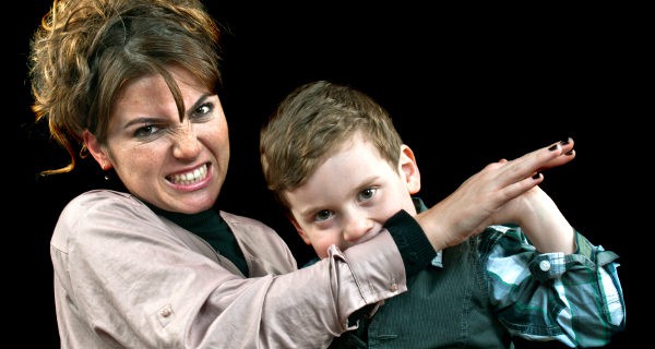 niño mordiendo a la madre